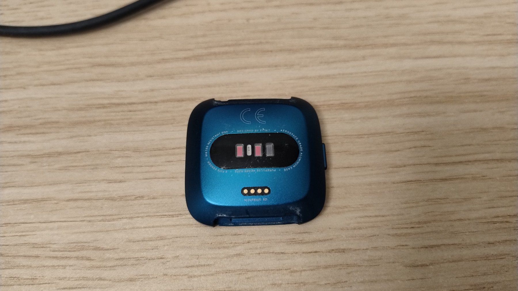 Fitbit Smartwatch: Fitbit Versa Light defekt mit Ladekabel – Difettoso da Zürich venduto da roman_meier 1