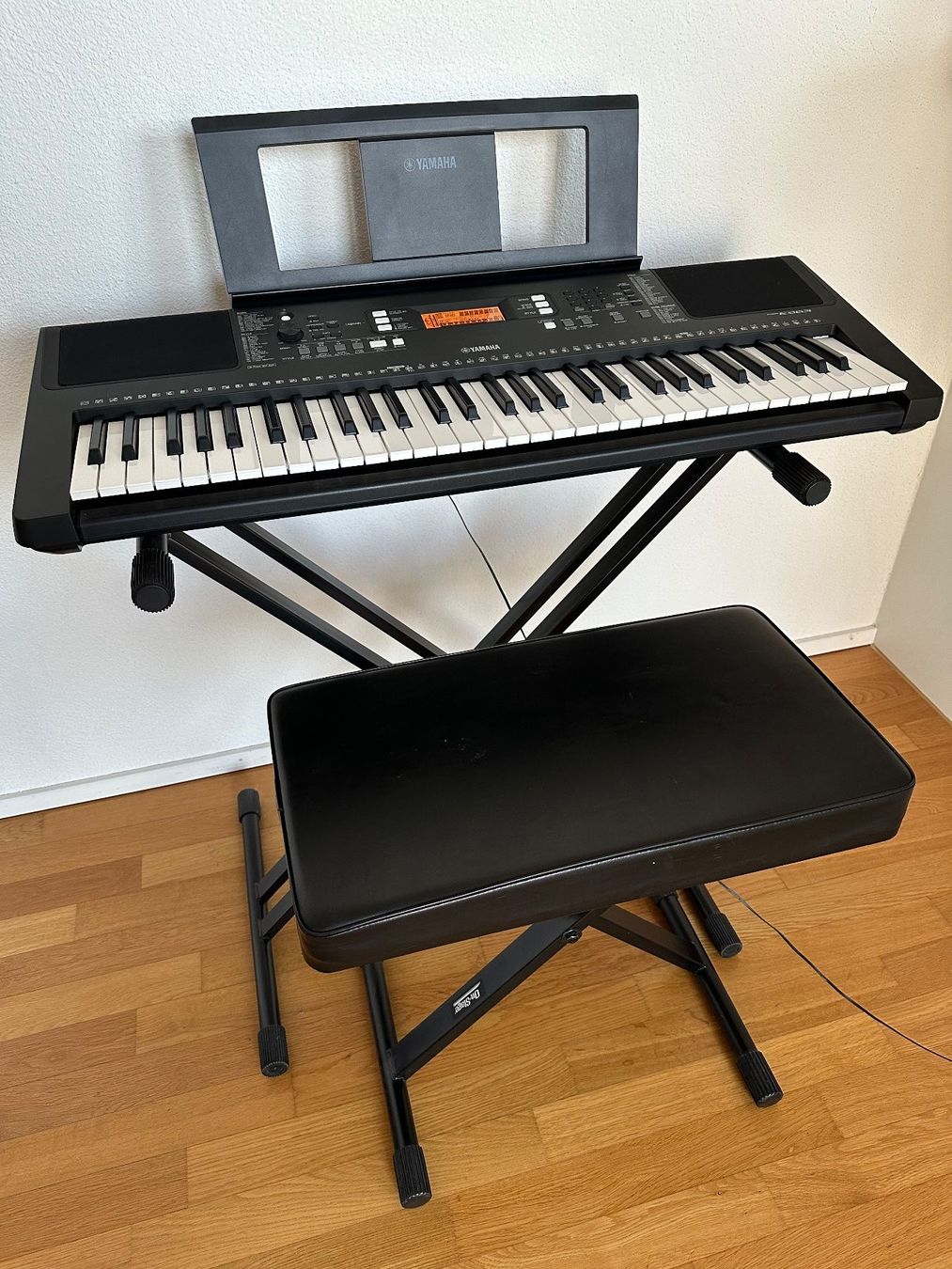Yamaha Musikinstrumente: Yamaha PSR-E363 Digital Keyboard with stand and bench – Gebraucht aus Wallisellen von  4