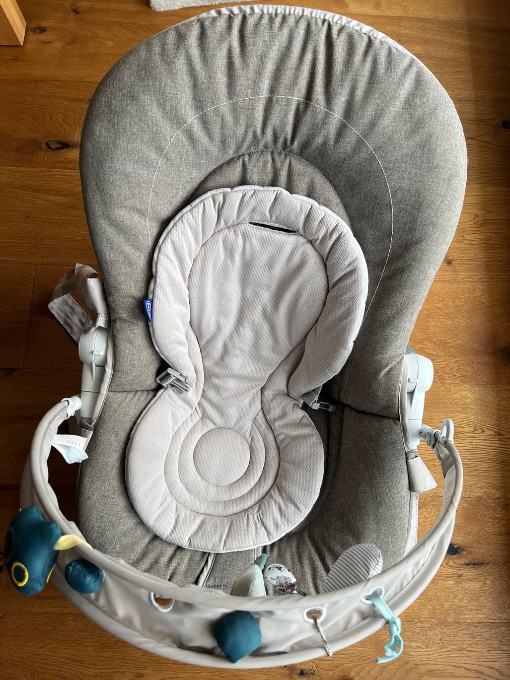 Chicco Bascules & balançoires: Chicco Babywippe mit Spielbogen – D'occasion à Spiez par nkf_n7nd