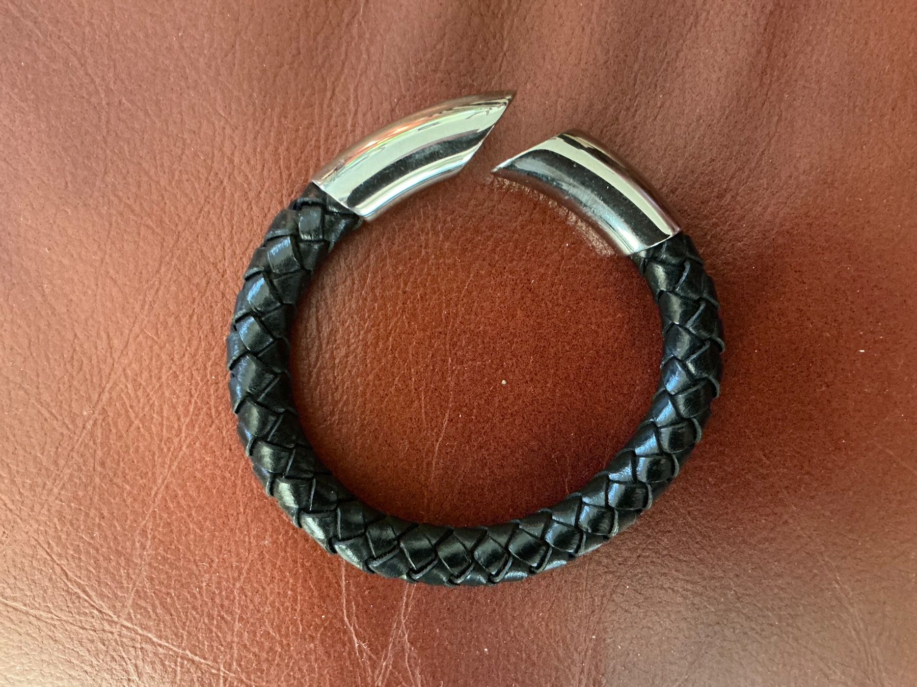 Bracciali & Braccialetti: Elegantes Lederarmband mit Silberverschluss – Usato da Rapperswil SG venduto da IWC70 1