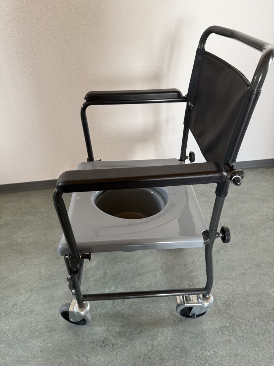WC: WC-Stuhl mit Rollen, schwarz-grau, neuwertig – Gebraucht aus Ossingen von Rebeca1