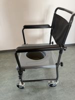 WC-Stuhl mit Rollen, schwarz-grau, neuwertig