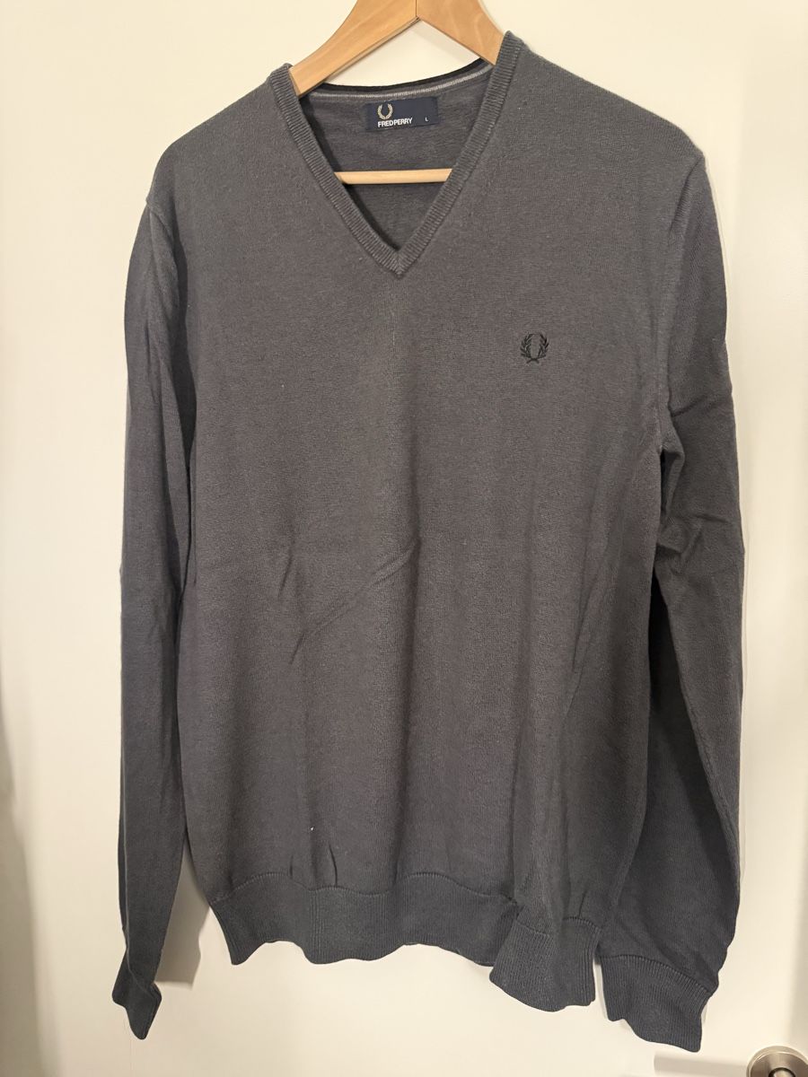 Fred Perry Maglioni & Felpe: Fred Perry Merino Pullover, V-Ausschnitt, anthrazit, size L – Usato da Duggingen venduto da Rofeman