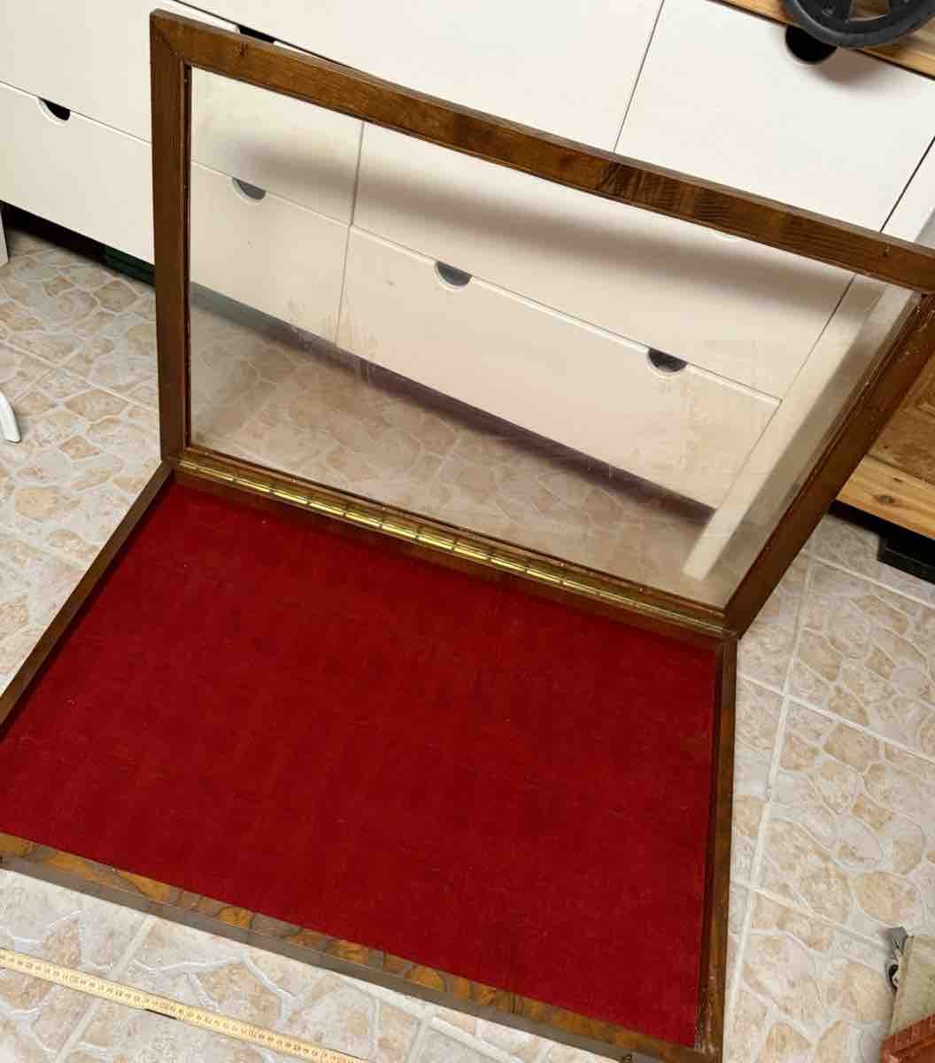 Vitrinen: Holzrahmen Vitrine mit rotem Stoff – Gebraucht aus Fribourg von Fmia 5