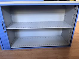 Rolladenschrank blau mit zwei Tablaren guter Zustand