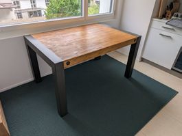 Ausziehbarer Esstisch mit Metallfüssen und Holzoptik