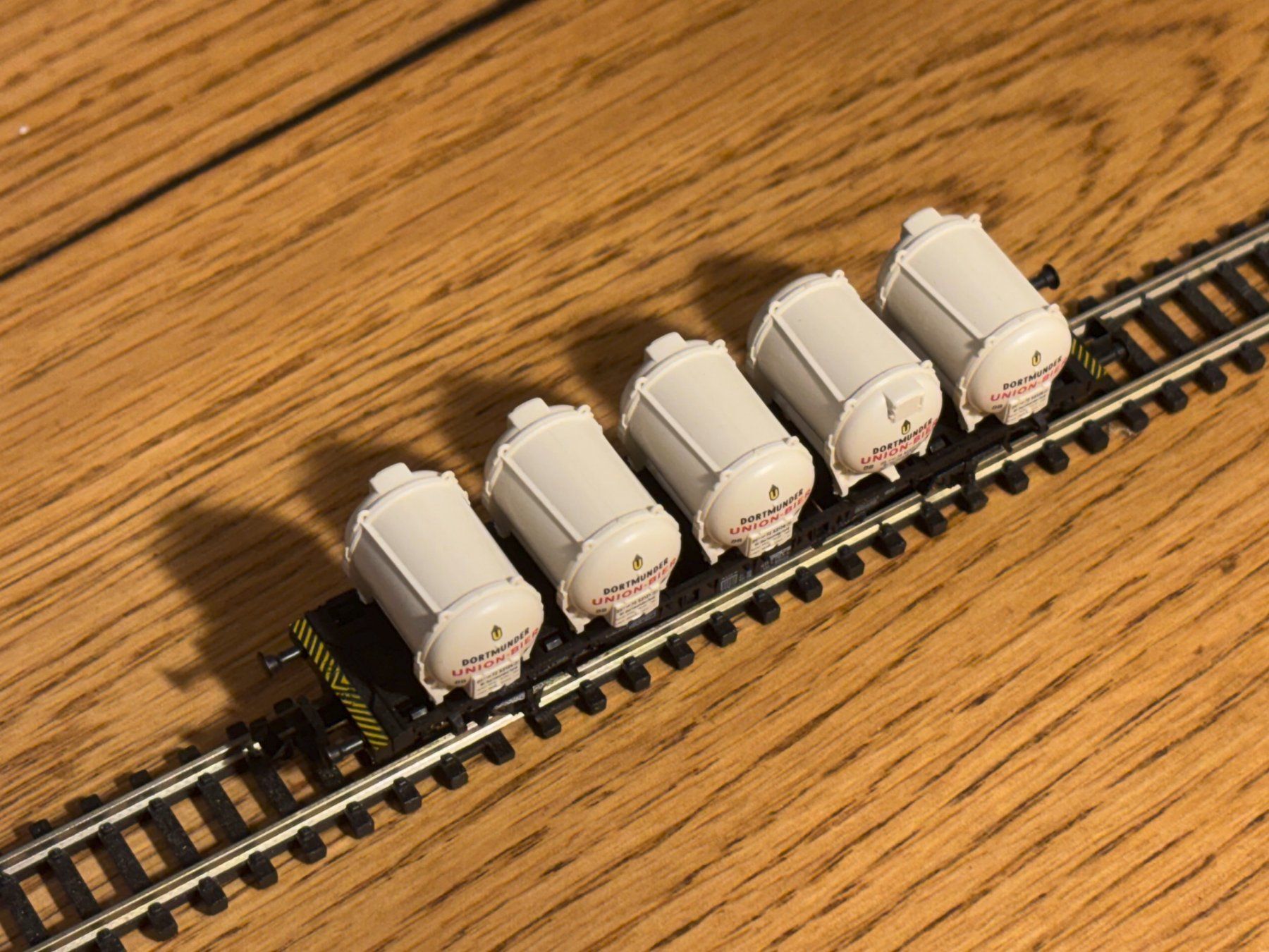 Modelleisenbahnen: e1766: Güterwagen mit Bierfässer (Spur N) – Gebraucht aus Birsfelden von Birs_25 2