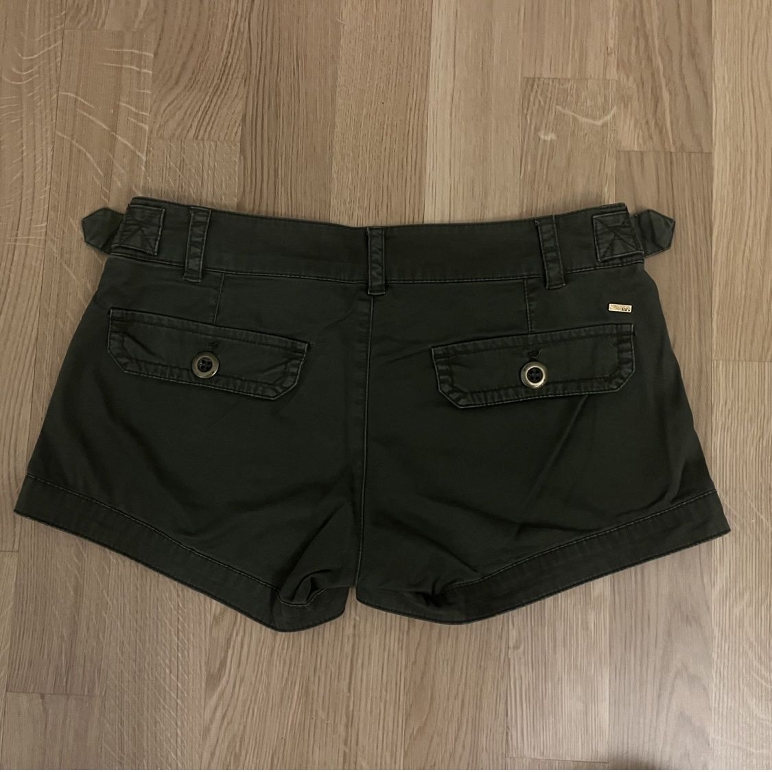 Mango Pantaloni: Vintage Mango Cargo Shorts – Usato da Kriens venduto da tiy_wxz5 5