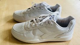 Absolut neuwertiger Tennisschuh (Grösse 39)