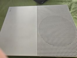 Xbox One S neuwertig +2 Spiele