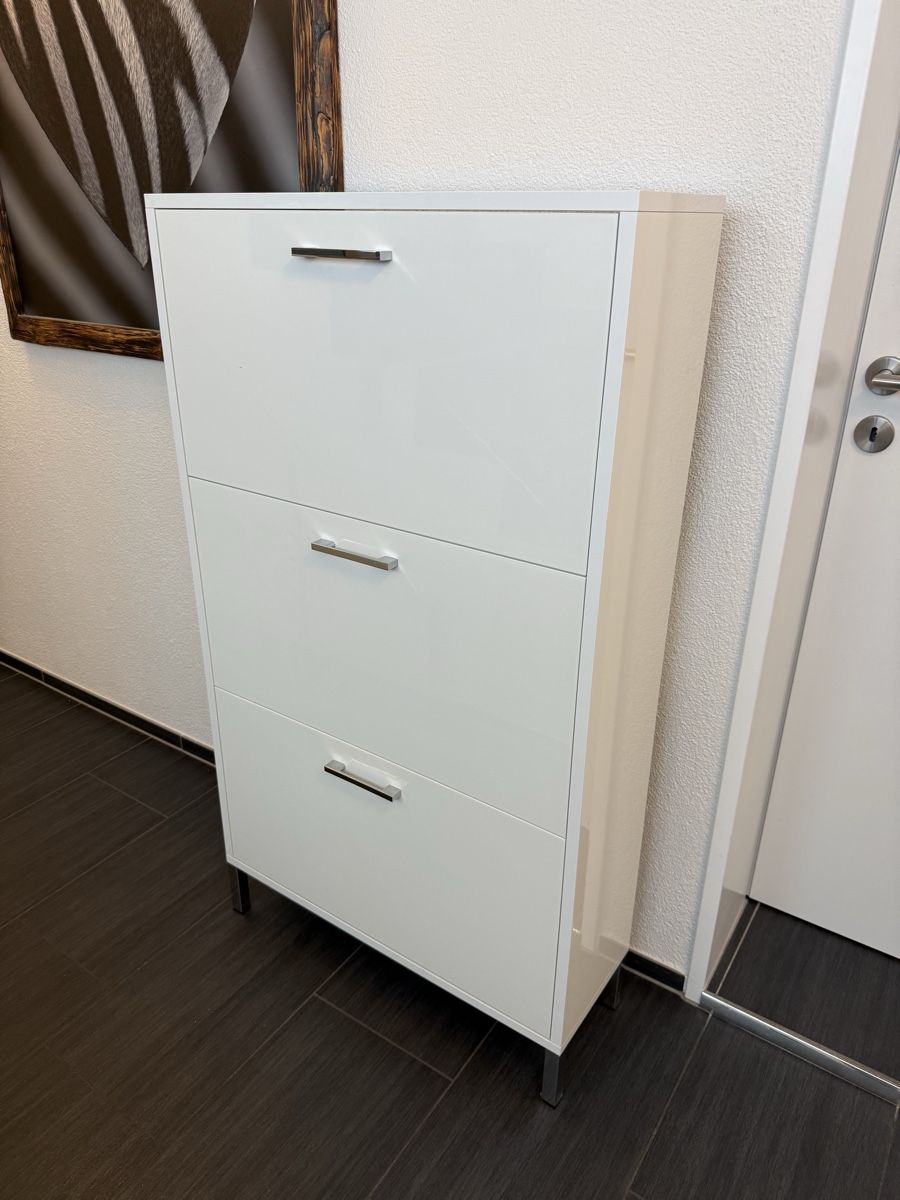 Guardaroba: Schuhschrank mit 3 Etagen – Usato da Bettwiesen venduto da Chair