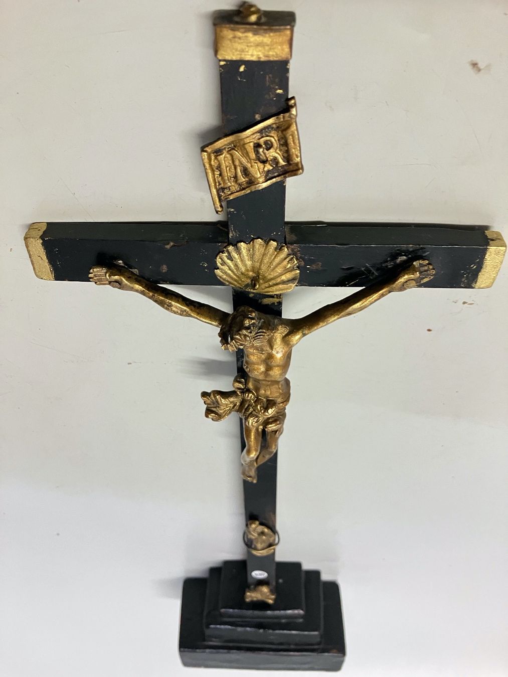 Statuette: Antikes Standkreuz Kruzifix. – Usato da Horw venduto da luzernicus 4