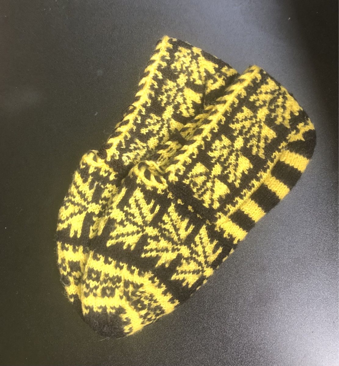 Scarpe da uomo: Gestrickte Socken gelb/schwarz Muster Grösse 38 – Nuovo (secondo la descrizione) da St.Gallen venduto da nitka.