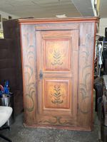 Antiker handbemalter Holzschrank - Einzelstück mit Charme