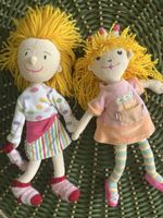 2 süsse Stoffpuppen mit bunter Kleidung