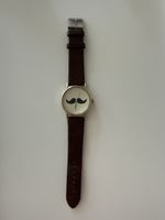 Armbanduhr braun mit schnauz/ bart im zifferblatt