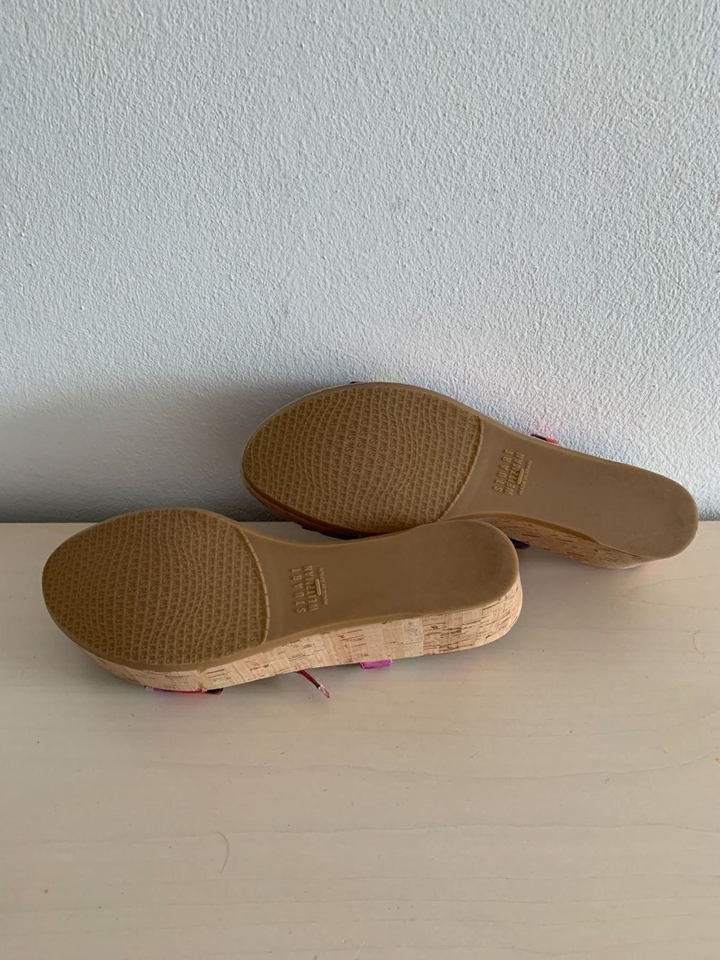 Stuart Weitzman Scarpe da donna: STUART WEITZMAN: Edle florale Lackleder Sandale, 37,5 – Nuovo (secondo la descrizione) da Luzern venduto da designluzern 9