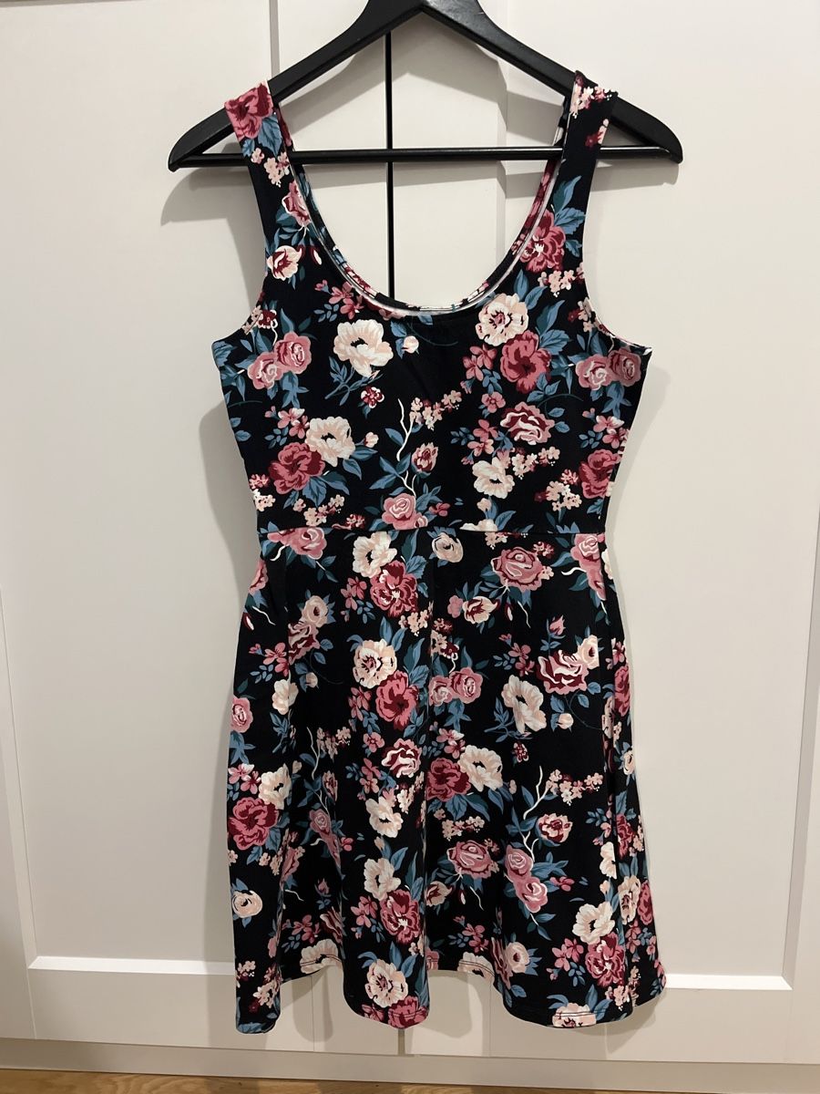 Kleider: Robe à fleurs boire – Neu und originalverpackt aus Bussigny von LabiZaule