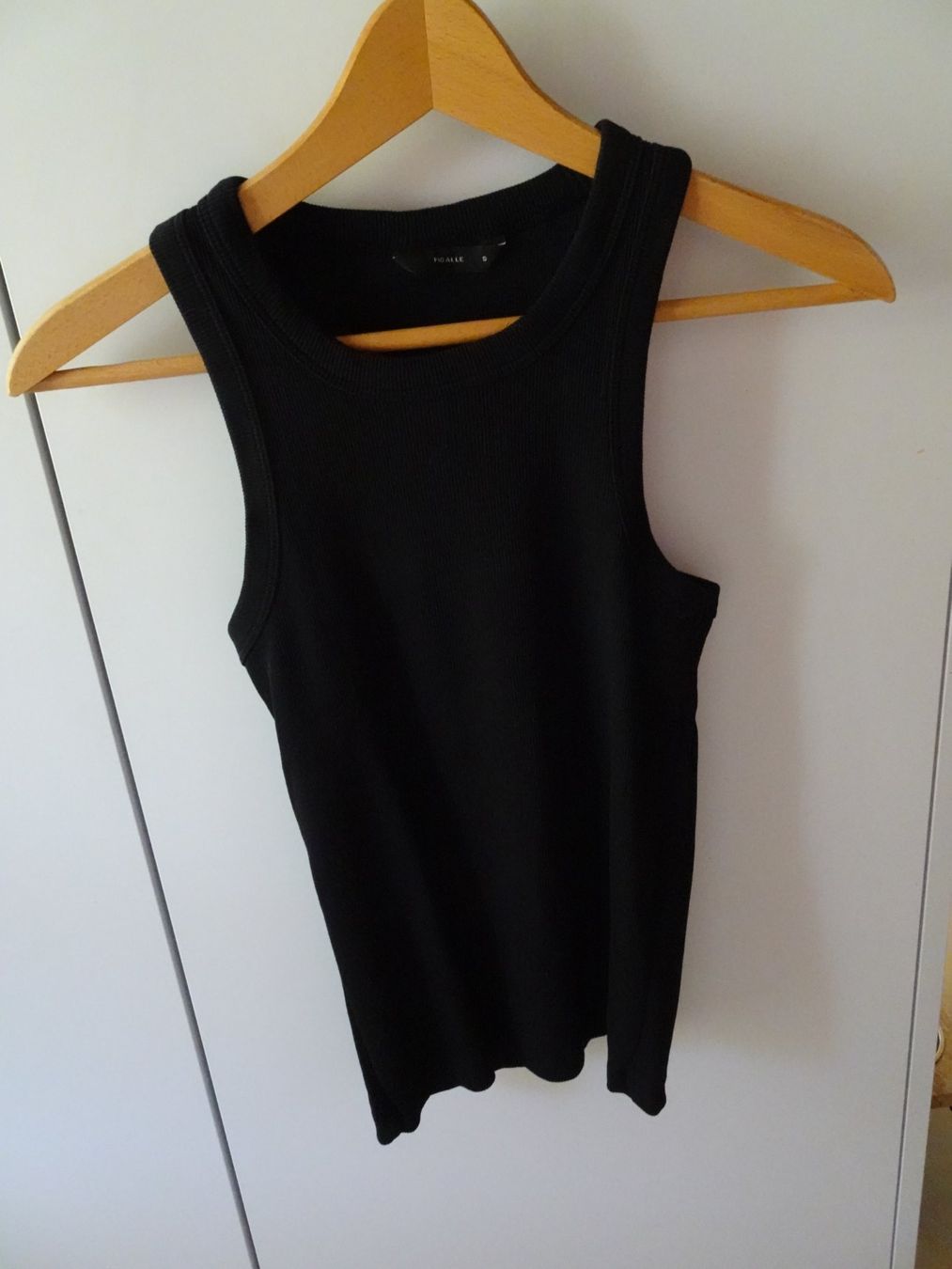 Only Top: Schwarzes Basic Top von Pigalle by Only Gr. S - 260902 – Usato da Küssnacht am Rigi venduto da Good4Deckeli