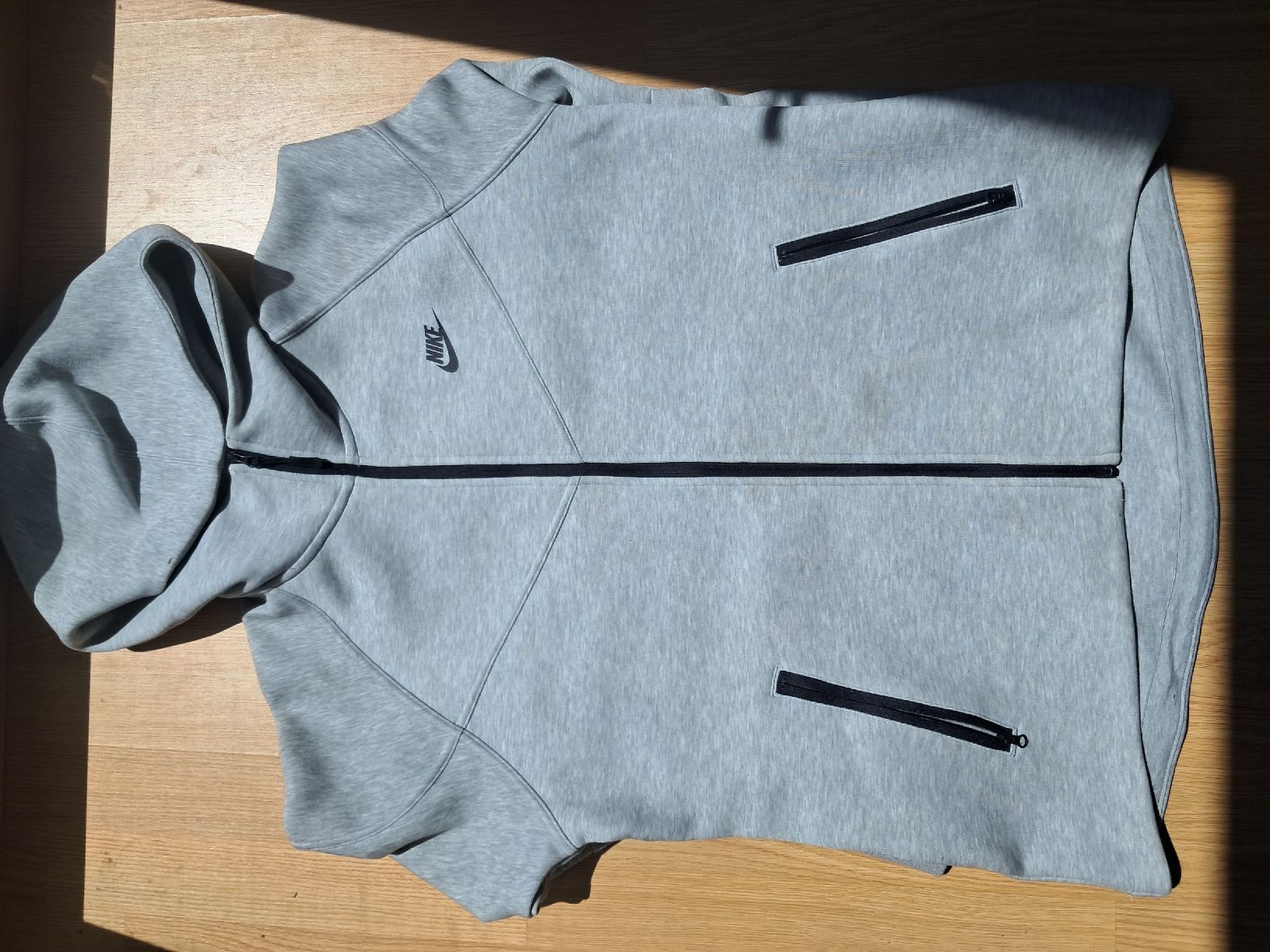 Nike Pulls & Sweat-shirts: Nike Tech Fleece Kapuzenpulli grau  – D'occasion à Biel/Bienne par sof_yx5y 1