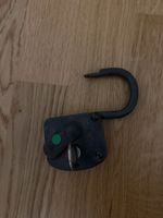 Cadenas ancien métal noir crochet ouvert avec clé