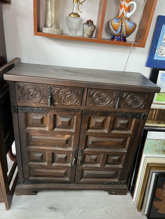 Antiker Holzschrank mit Schnitzereien 1
