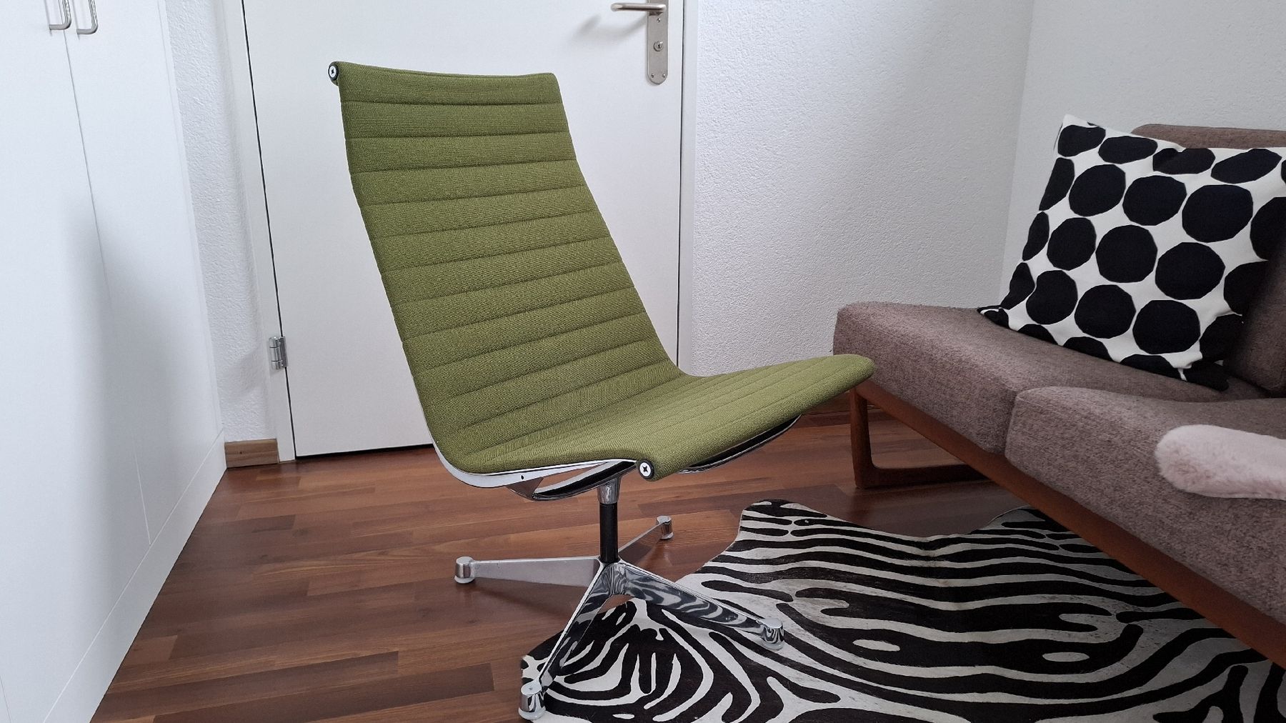 Eames Poltrone: Eames Chair EA 108 Olivgrün – Usato da Winterthur venduto da lodidodi