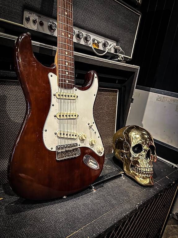 Fender Strumenti musicali: Fender Stratocaster mocca refin 69-70 – Usato da Montreux venduto da Alligator-AMPS