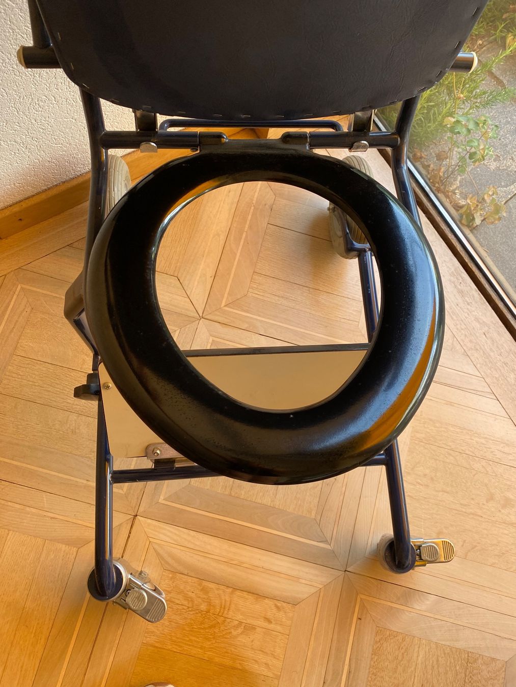 Chaises roulantes: Alter Rollstuhl mit WC-Sitzfunktion – D'occasion à Burgdorf par gre_2ftz 1