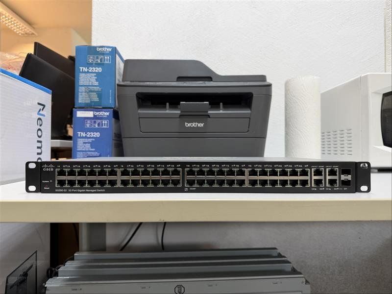 Cisco Modem & Router: Cisco SG300 - 52 Port Switch – Usato da Zizers venduto da Digitag0 1