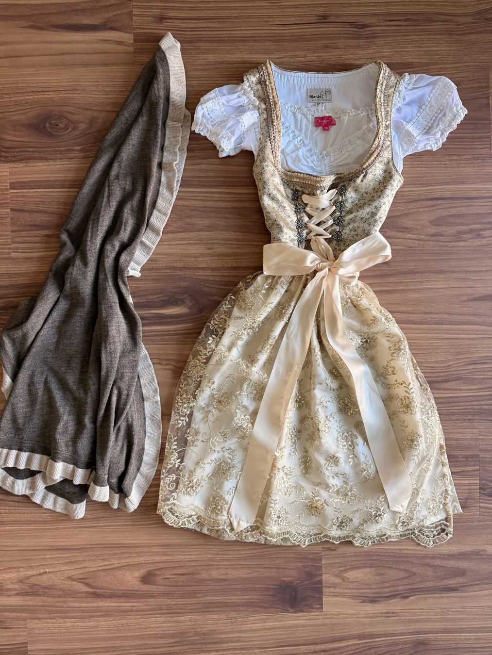 Lotti di vestiti: lässiges Dirndl Grösse 36, mit Bluse und Poncho – Nuovo (secondo la descrizione) da Weisslingen venduto da Gepy1 1