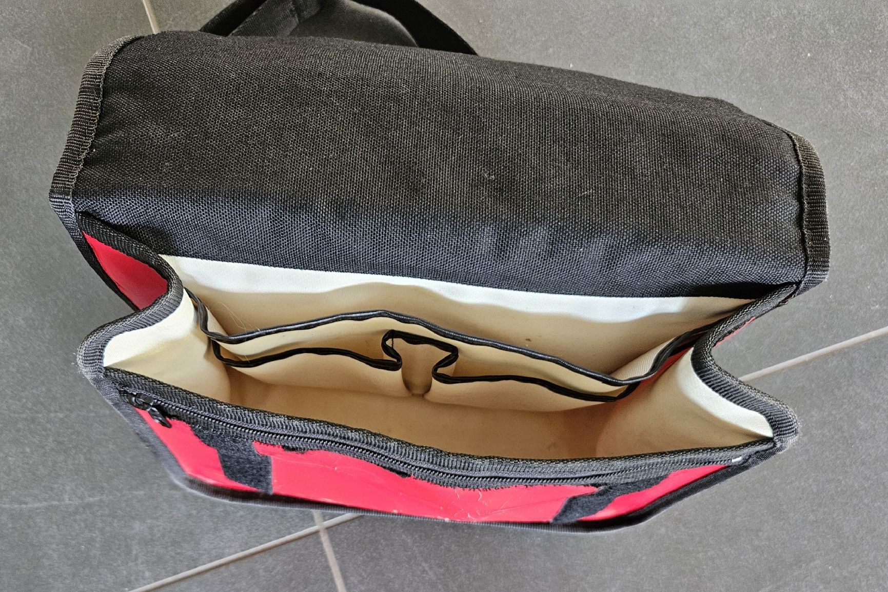 Navyboot Sacs: Navyboot Umhängetasche mit Schweizerkreuz – D'occasion à Konolfingen par yve_z5xr 2