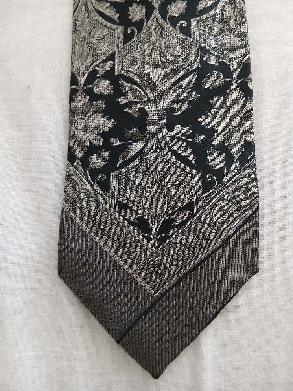 Versace Cravatte: Cravatte Versace Versus – Usato da Genève venduto da GenevaLuxury 2