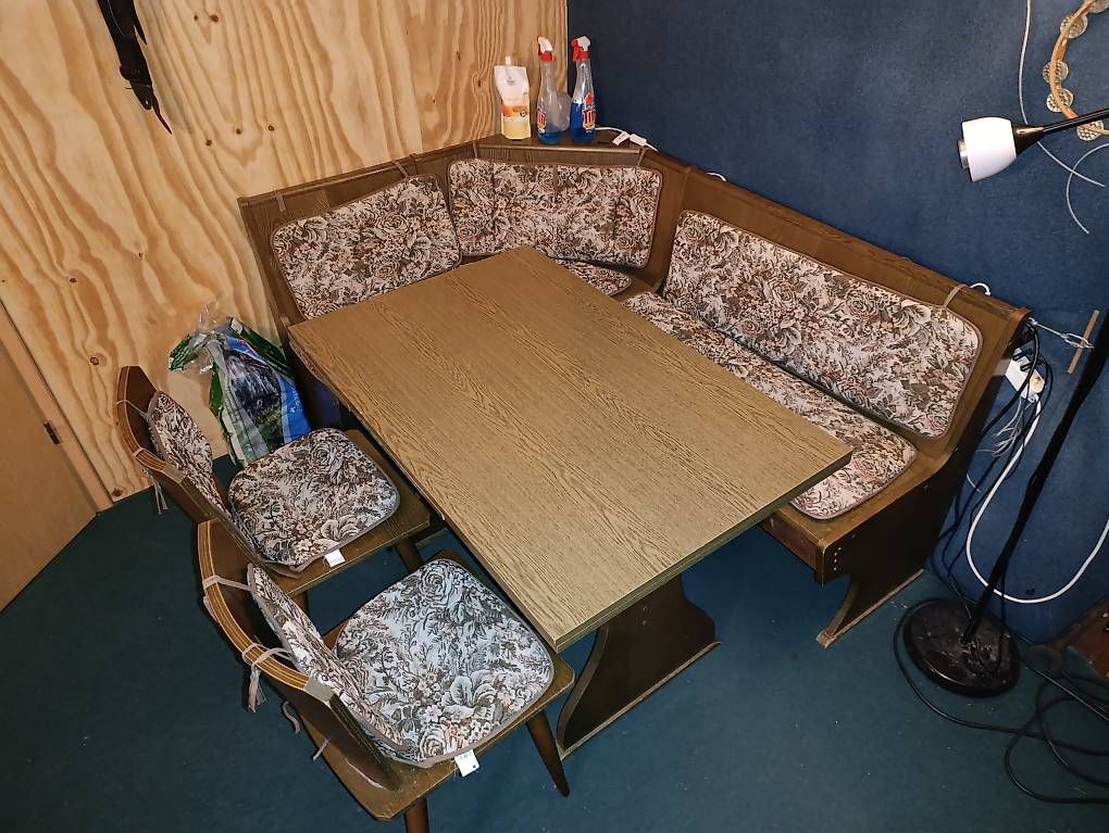 Set di tavolo e panche: Coin repas : banc d'angle, table, 2 chaises – Usato da Montpreveyres venduto da top_gun5025