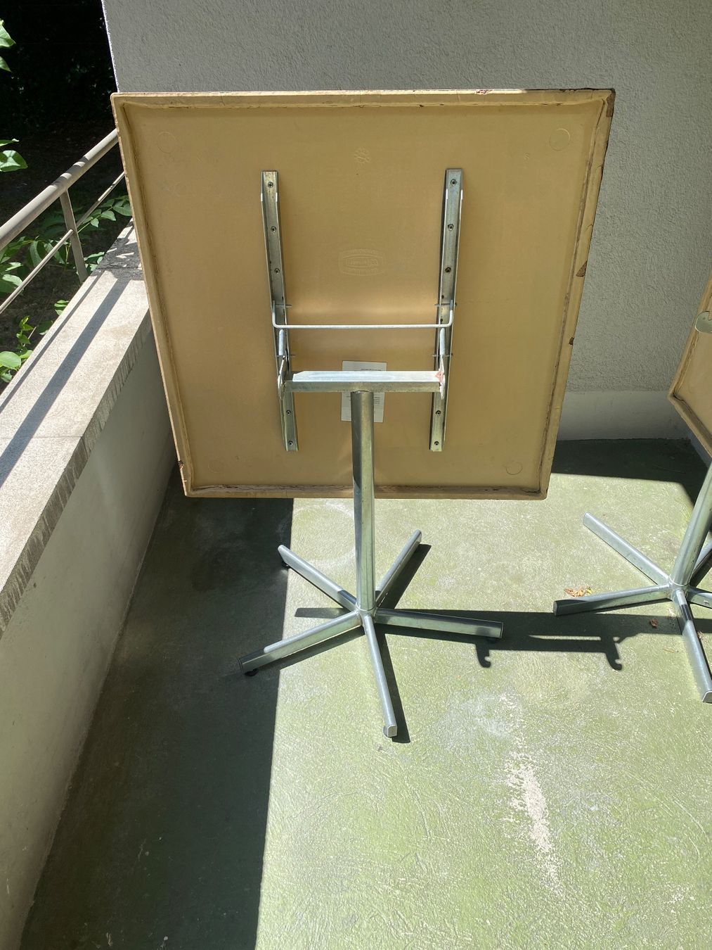 Tables: Schaffner Balkon/Gartentisch – D'occasion à Bern par wil_9gyf 1