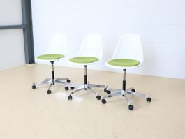 Vitra Eames Plastic Chair | Weiss mit Sitzpolster Grün |