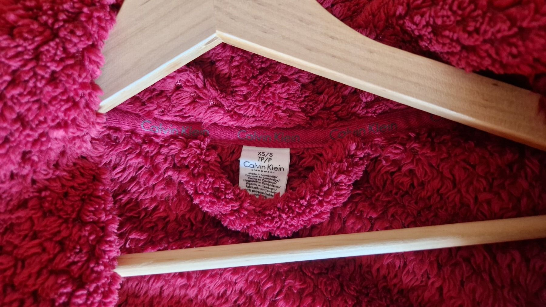 Calvin Klein Bademäntel: Bademantel Calvin Klein in dunkelrot – Neu (gemäss Beschreibung) aus Winterthur von CherrySchott 1