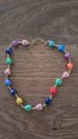 très beau collier ras du cou coeurs de couleur