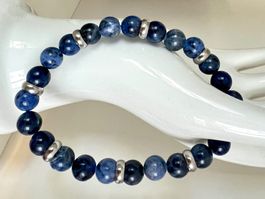 Handgefertigtes Sodalith Armband mit silberfarbenen Akzenten