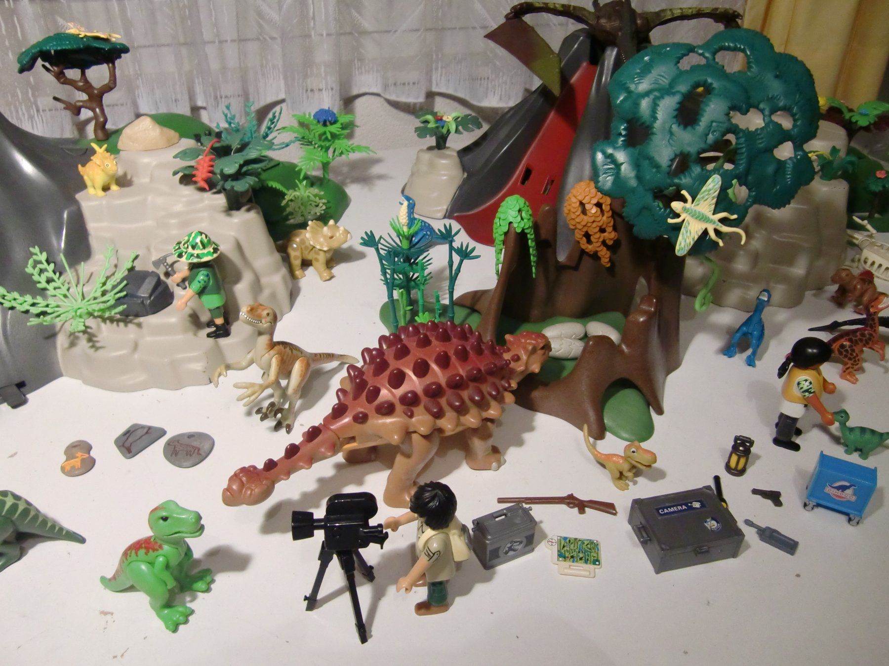 Playmobil Spielzeuge: Playmobil Dinosaurier mit Vulkan - grosses Paket – Gebraucht aus Arbon von 200sterne 3