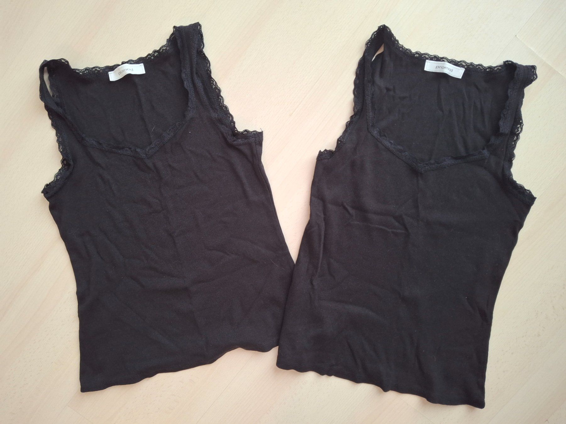 Top: 2 Schwarze Tops mit Spitze, Grösse S – Usato da Walterswil SO venduto da mel_5b2h