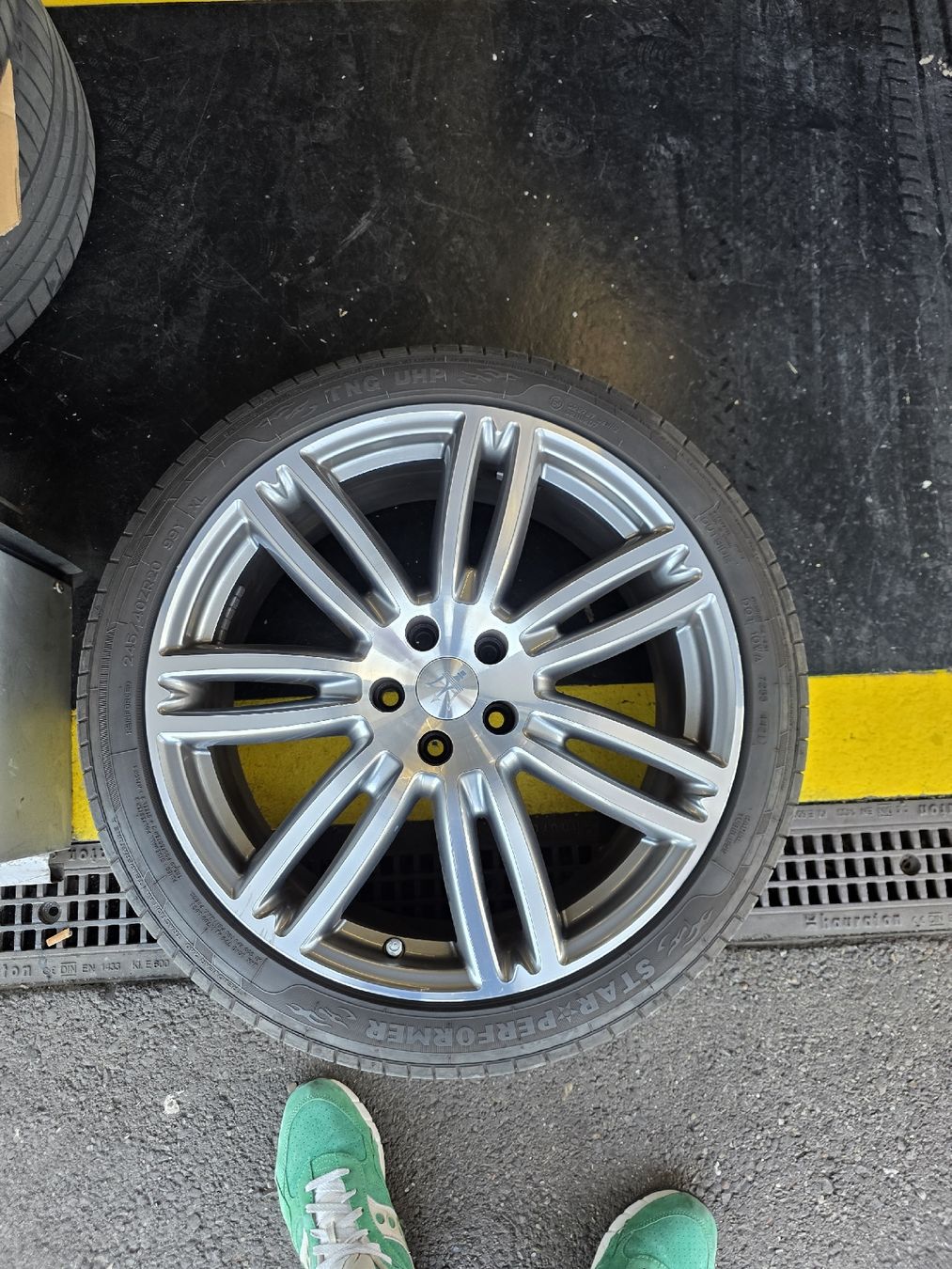 Maserati Cerchioni: Felgen Maserati mit sommer pneu – Usato da Unterentfelden venduto da dan_jt8w