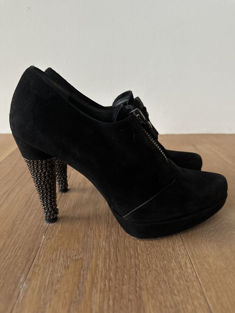 Stuart Weitzman Scarpe da donna: Stuart Weitzman Black Suede Booties, Chain Heel, Size 7.5 – Usato da Binningen venduto da can_s2yh