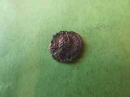uralte Bronzemünze Kopf nach rechts    13 mm     0.73 g