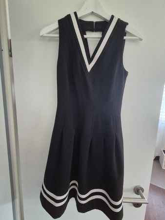 Schwarzes elegantes Kleid