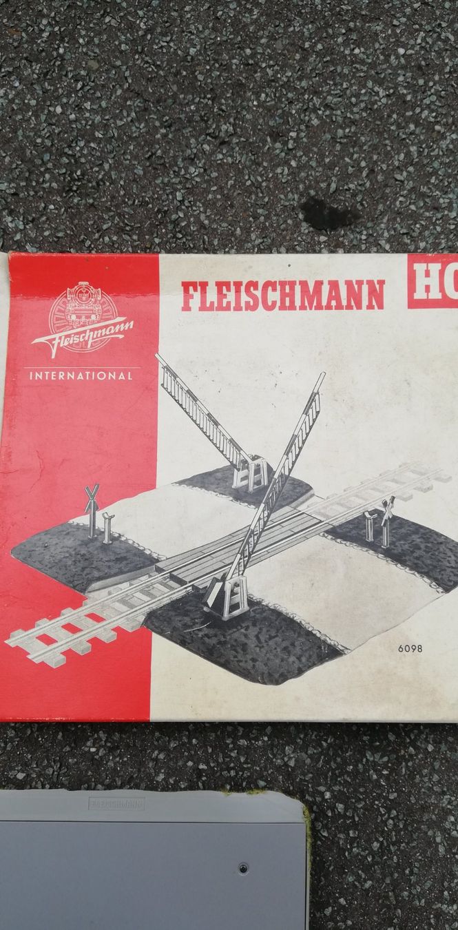 Fleischmann Modellini di ferrovie: Fleischmann Bahnübergang 6098 mit OVP ab 1Fr. – Usato da Thun venduto da Matthias72 7