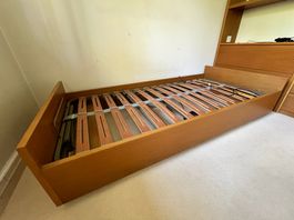 Bett in edlem Holz auf Rollen inkl. Lattenrost