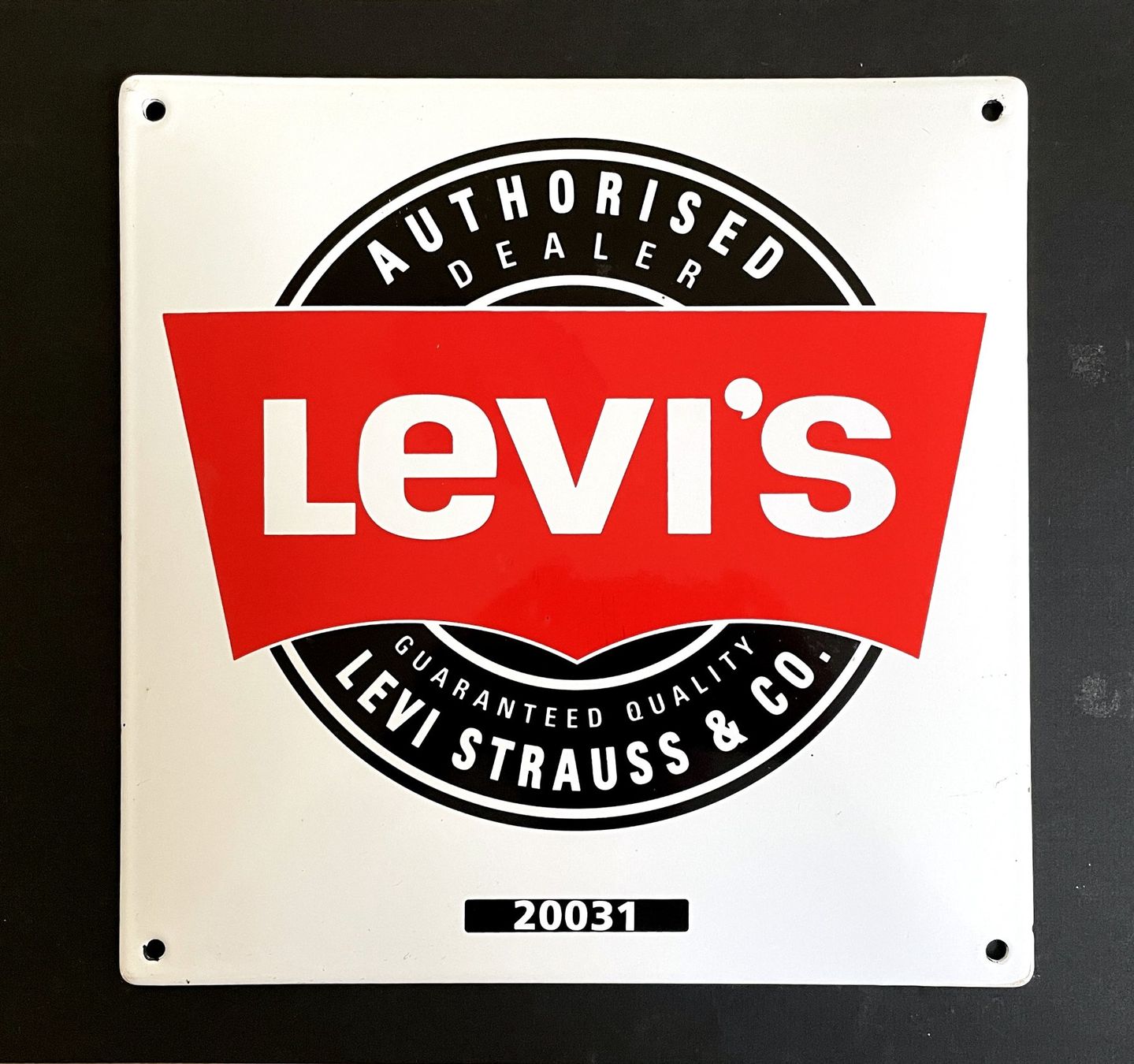 Insegne: Levi's Jeans - Emailschild / Plaque émaillée – Usato da Savagnier venduto da Ne2065