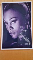Zoe Saldana, Original Autogramm auf Foto in s/w