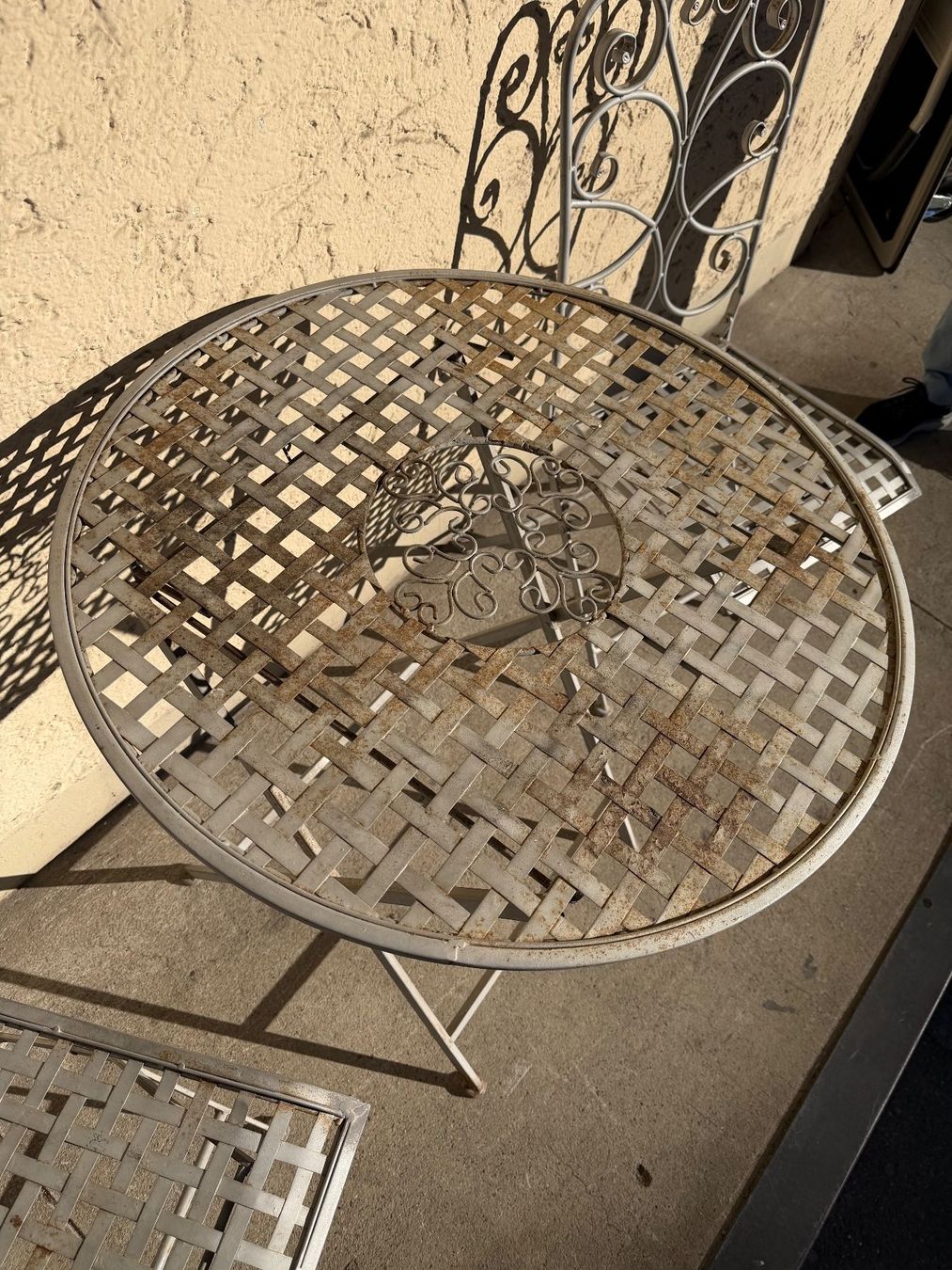 Set di tavolo e panche: Gartentisch mit 2 Klappstühle – Usato da Ebikon venduto da Berku 2